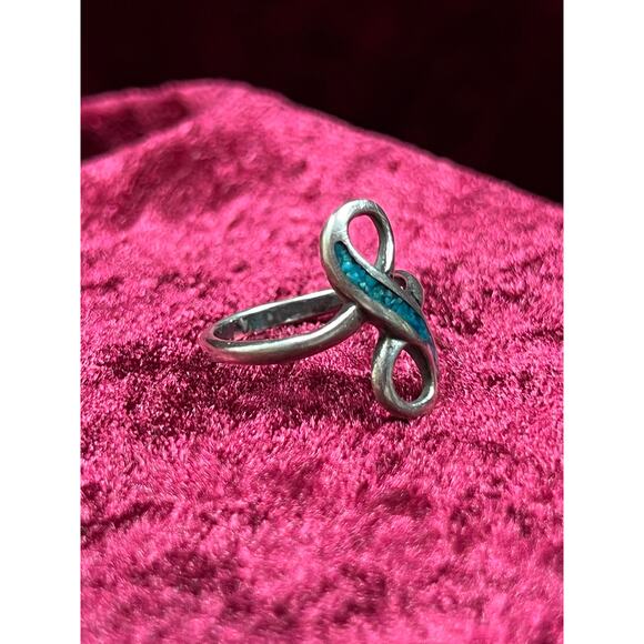 Vintage Jewelry - Infinity Ring - Sterling Silver - Inlaid Turquoise Chips - 5 - Picture 5 of 8